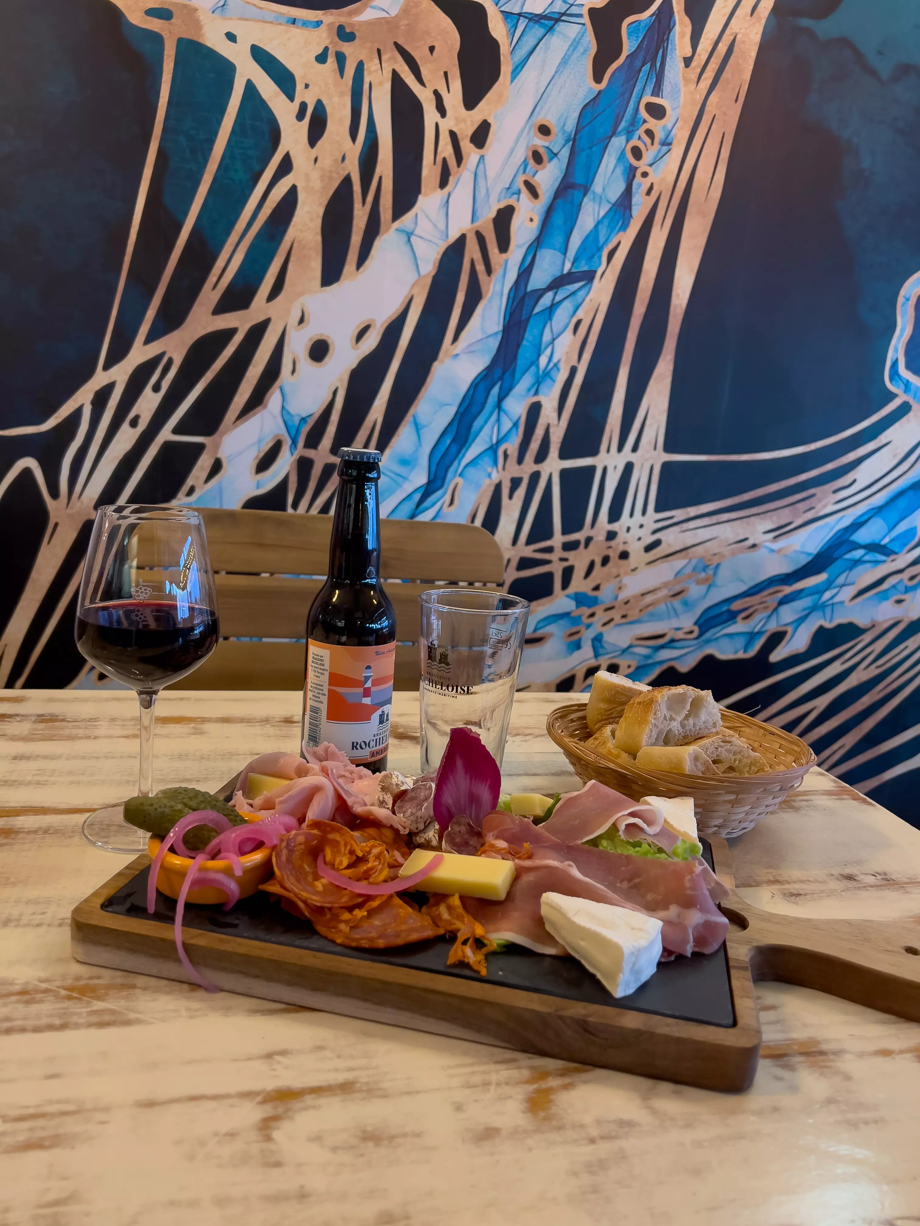 Planche de charcuterie dans le restaurant